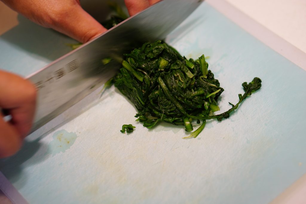 Chrysanthemum Greens With Walnut Dressing - Step3