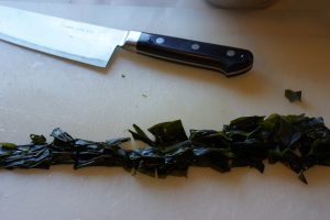 Cucumber and wakame in vinegar dressing - Step1