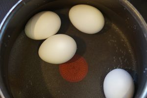 Soy-Vinegar Braised Drumsticks and Eggs - Step2