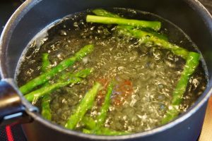 Kombu-Flavoured Asparagus - Step1